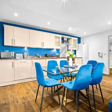 Top Floor City Centre Apartment - Sleeps 7 - 4 Beds - With Balcony And Parking - Smart Tv'S On Each Bedroom Wall - 5 Mins From Bullring, Selfridges, Moor Street Station - By Zena Stays Birmingham Exterior photo