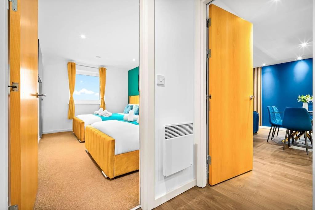 Floor Centre - Sleeps 7 - 4 Beds - With Balcony And Parking - Smart Tv's On Each Bedroom - 5 Mins From Bullring, Selfridges, Moor Street Station - By Zena *