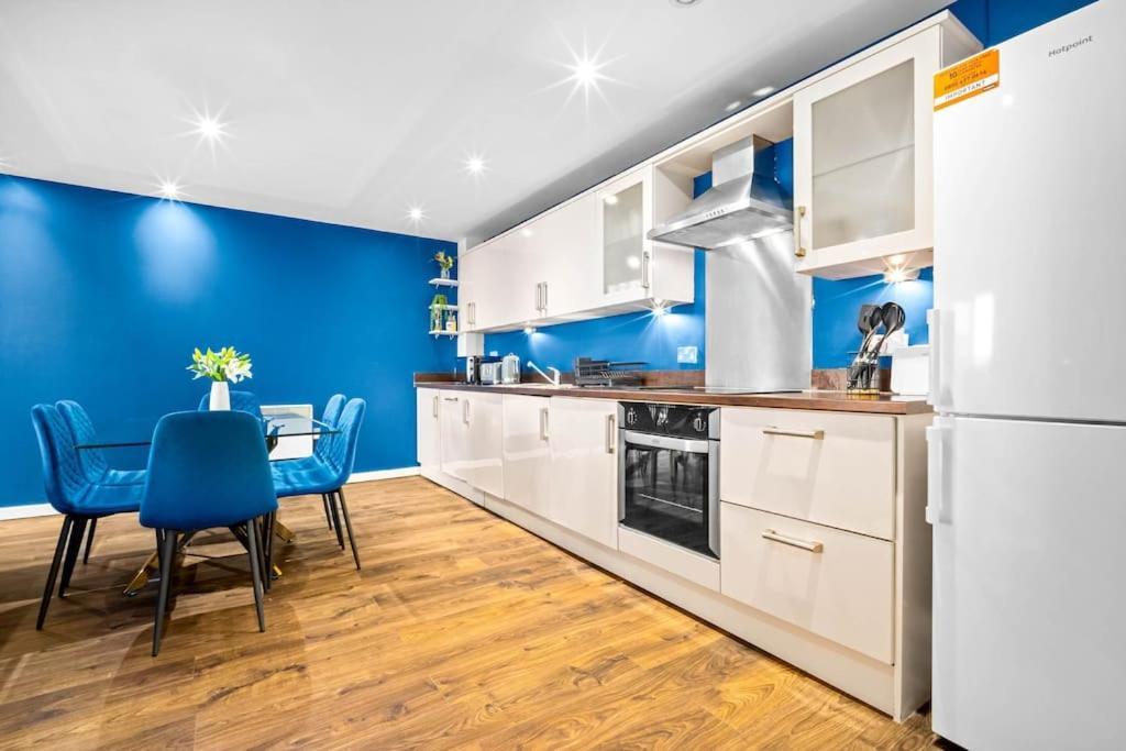 Floor Centre - Sleeps 7 - 4 Beds - With Balcony And Parking - Smart Tv's On Each Bedroom - 5 Mins From Bullring, Selfridges, Moor Street Station - By Zena Birmingham