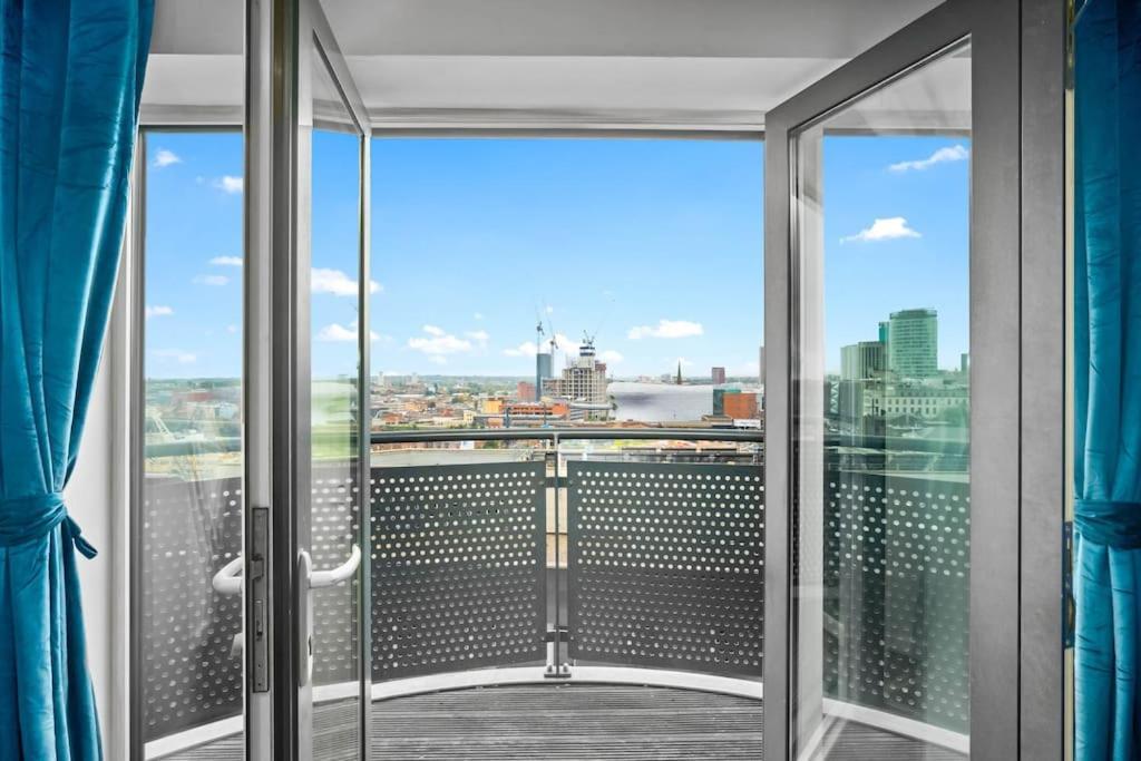 Floor Centre - Sleeps 7 - 4 Beds - With Balcony And Parking - Smart Tv's On Each Bedroom - 5 Mins From Bullring, Selfridges, Moor Street Station - By Zena Apartment *